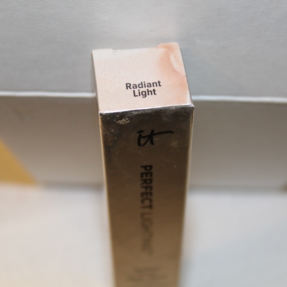 NWOT- IT Cosmetics Perfect Lightning Concealer - Picture 2 of 2